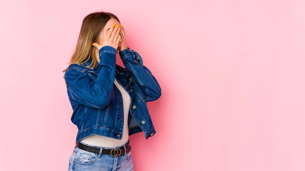 Pembe Arka Planda Izole Edilmiş Genç Beyaz Kadın Elleriyle Gözlerini — Stok fotoğraf