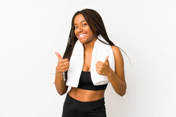 Młoda Afrykańska Sportowa Kobieta Odizolowana Podnosząca Kciuki Góry Uśmiechnięta Pewna — Zdjęcie stockowe
