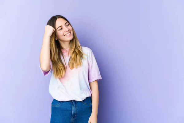 Mujer Caucásica Joven Aislada Sobre Fondo Púrpura Celebrando Una Victoria — Foto de Stock