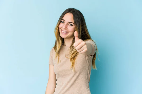 Joven Mujer Caucásica Aislada Sobre Fondo Azul Sonriendo Levantando Pulgar — Foto de Stock