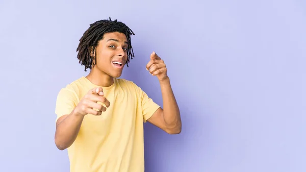 Νεαρός Αφροαμερικάνος Ραστάς Δείχνει Προς Εμπρός Δάχτυλα — Φωτογραφία Αρχείου
