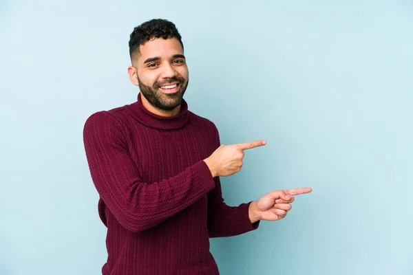 Jonge Gemengde Ras Arabische Man Geïsoleerd Opgewonden Wijzend Met Wijsvingers — Stockfoto