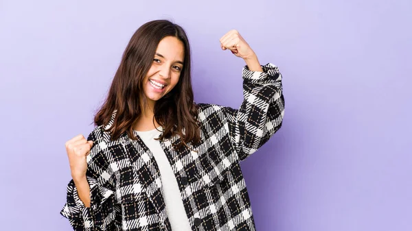 Mujer Hispana Raza Mixta Joven Aislada Animando Despreocupada Emocionada Concepto — Foto de Stock