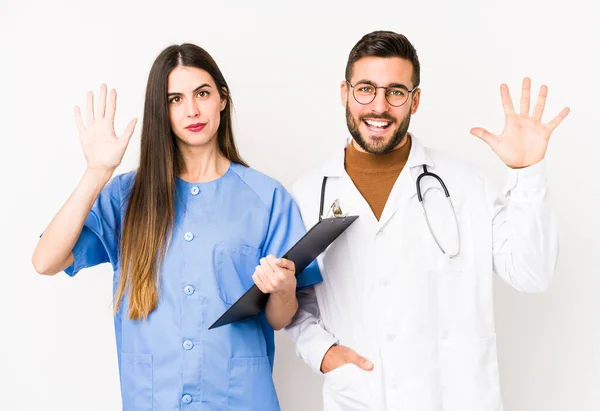 Junger Arzt Und Krankenschwester Lächeln Fröhlich Und Zeigen Nummer Fünf — Stockfoto