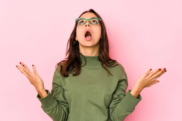 Mujer Hispana Joven Mestiza Aislada Gritando Cielo Mirando Hacia Arriba —  Fotos de Stock