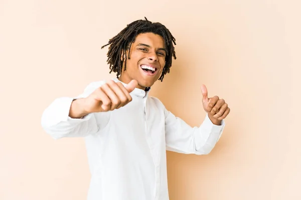 Giovane Uomo Rasta Afroamericano Alzando Entrambi Pollici Verso Alto Sorridente — Foto Stock