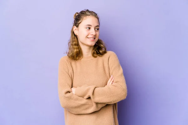 Giovane Donna Caucasica Sfondo Viola Sorridente Fiducioso Con Braccia Incrociate — Foto Stock