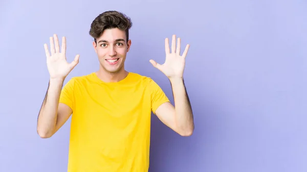 Joven Hombre Caucásico Aislado Sobre Fondo Púrpura Recibiendo Una Agradable —  Fotos de Stock