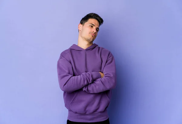 Joven Hombre Caucásico Aislado Sobre Fondo Púrpura Cansado Una Tarea —  Fotos de Stock