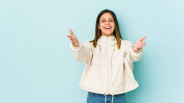 Mujer Joven Aislada Sobre Fondo Azul Siente Segura Dar Abrazo — Foto de Stock