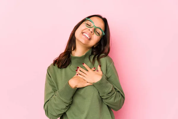 Jonge Gemengde Ras Spaanse Vrouw Geïsoleerd Heeft Vriendelijke Uitdrukking Druk — Stockfoto