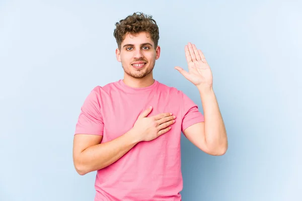 Mladý Blond Kudrnaté Vlasy Běloch Izolovaný Složil Přísahu Položil Ruku — Stock fotografie