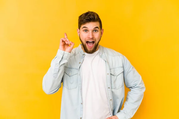 Jovem Caucasiano Isolado Fundo Amarelo Com Uma Ideia Conceito Inspiração — Fotografia de Stock