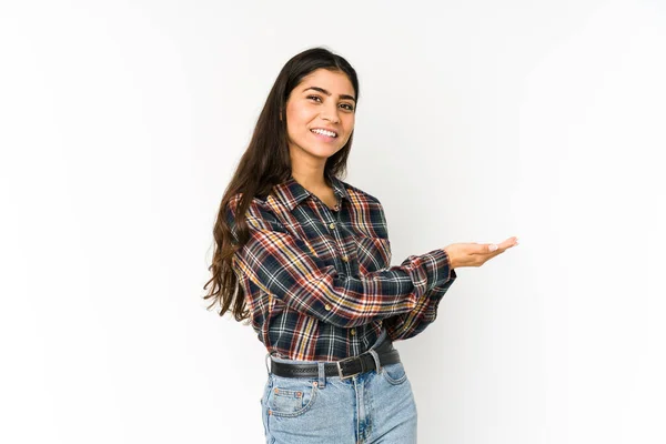 Mulher Indiana Jovem Isolado Fundo Roxo Segurando Espaço Cópia Uma — Fotografia de Stock