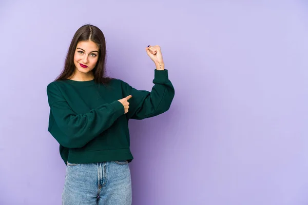 Jeune Femme Caucasienne Isolée Sur Fond Violet Montrant Geste Force — Photo