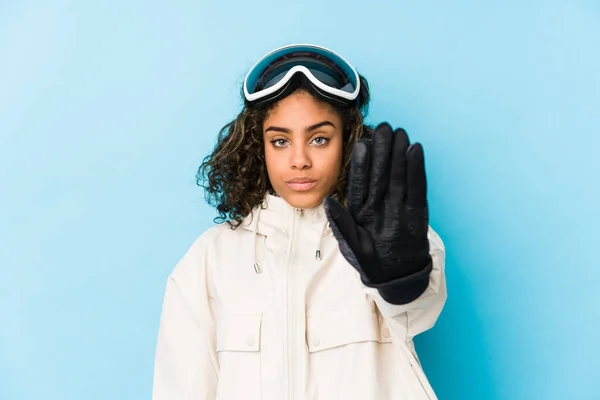 Jovem Mulher Esquiador Afro Americano Isolado Com Mão Estendida Mostrando — Fotografia de Stock