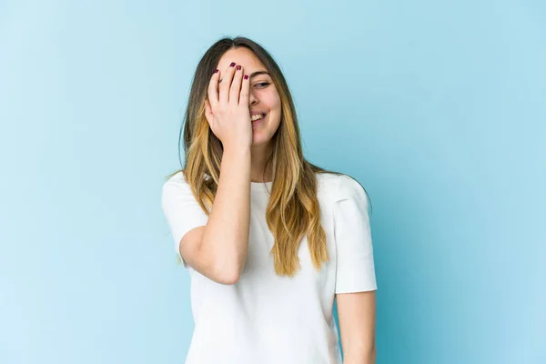 Jonge Blanke Vrouw Geïsoleerd Blauwe Achtergrond Lachen Gelukkig Zorgeloos Natuurlijke — Stockfoto