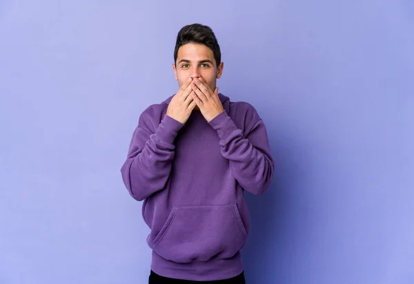 Jovem Caucasiano Isolado Fundo Roxo Chocado Cobrindo Boca Com Mãos — Fotografia de Stock