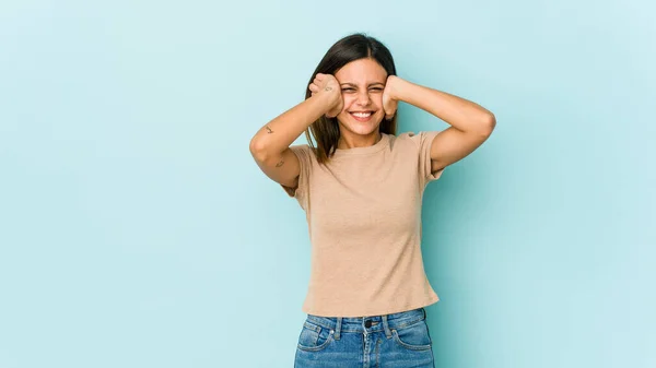 Mujer Joven Aislada Sobre Fondo Azul Cubriendo Las Orejas Con — Foto de Stock