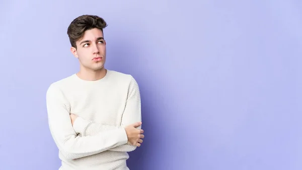 Jonge Blanke Man Geïsoleerd Paarse Achtergrond Moe Van Een Repetitieve — Stockfoto