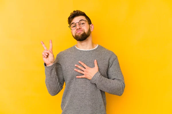 Joven Hombre Caucásico Aislado Sobre Fondo Amarillo Haciendo Juramento Poniendo —  Fotos de Stock