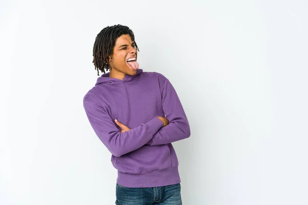 아프리카계 미국인 라스타 남자가 웃으며 친근하게 내뱉고 있습니다 — 스톡 사진