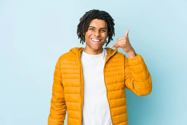 Joven Hombre Mestizo Riendo Algo Cubriendo Boca Con Las Manos — Foto de Stock