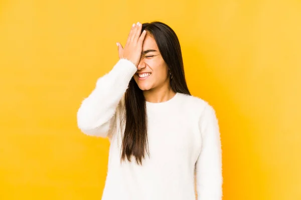 Jonge Vrouw Geïsoleerd Een Gele Achtergrond Vergeten Iets Klap Voorhoofd — Stockfoto