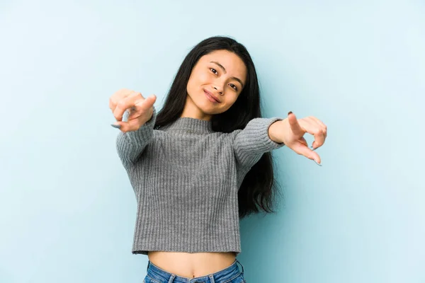 Genç Çinli Bir Kadın Mavi Bir Arka Planda Izole Edilmiş — Stok fotoğraf