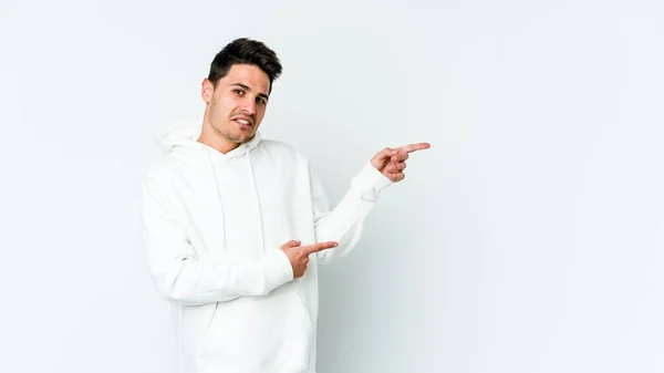 Jonge Blanke Man Geïsoleerd Witte Achtergrond Geschokt Wijzend Met Wijsvingers — Stockfoto