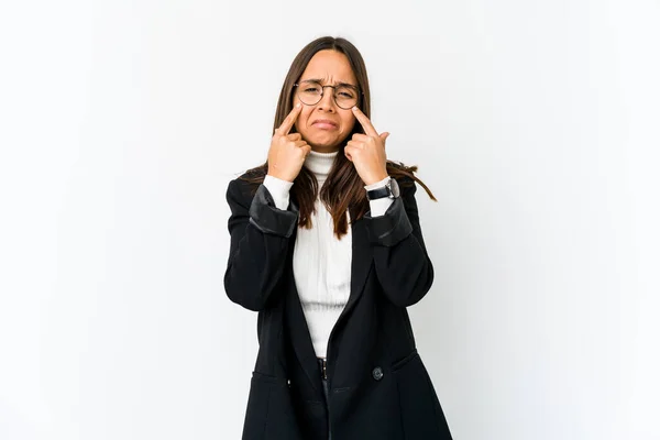 Junge Geschäftsfrau Mit Gemischter Rasse Isoliert Auf Weißem Hintergrund Weinend — Stockfoto