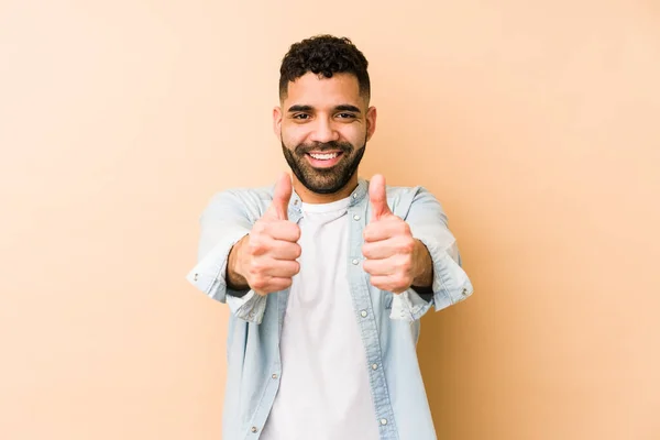 Jonge Gemengde Ras Arabische Man Geïsoleerd Met Duimen Ups Proost — Stockfoto