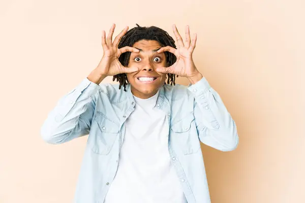 Giovane Uomo Rasta Afroamericano Tenere Gli Occhi Aperti Trovare Opportunità — Foto Stock