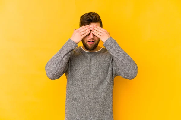 Joven Caucásico Aislado Sobre Fondo Amarillo Asustado Cubriendo Los Ojos — Foto de Stock