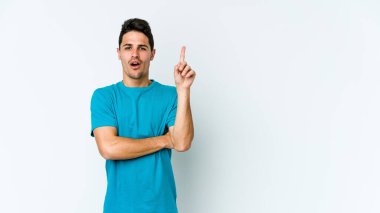 Beyaz arka planda izole edilmiş beyaz bir genç adam, yaratıcılık kavramı, harika bir fikre sahip..