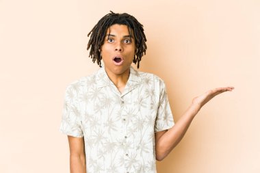 Genç Afrikalı Amerikalı Rasta adam, Palm 'da fotokopi alanı tutmaktan etkilendi..