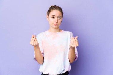 Mor arka planda beyaz bir kadın parasız olduğunu gösteriyor..