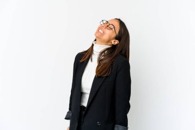 Genç melez iş kadını beyaz arka planda izole edilmiş rahat ve mutlu bir şekilde gülüyor, boynunda dişlerini gösteriyor..