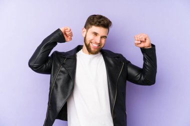 Mor arka planda yaşayan genç adam dans ediyor ve eğleniyor..