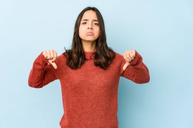 Genç, melez, Latin kökenli, izole bir kadın. Hoşnutsuz bir hareket gösteriyor. Anlaşmazlık konsepti.
