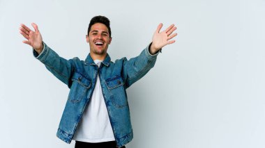 Beyaz arka planda izole edilmiş genç beyaz adam kameraya sarıldığı için kendinden emin hissediyor..