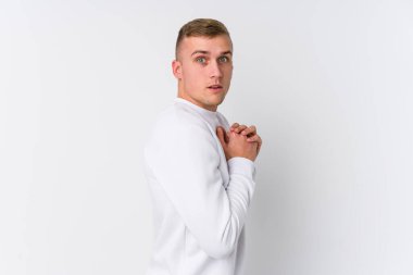 Beyaz arka plandaki genç beyaz adam korkmuş ve korkmuş..