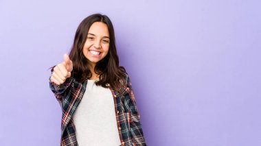 Genç, melez İspanyol kadın kendini izole edip gülümsüyor ve başparmağını kaldırıyor.