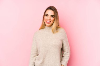 Mutlu, güler yüzlü ve neşeli bir orta yaşlı kadın..