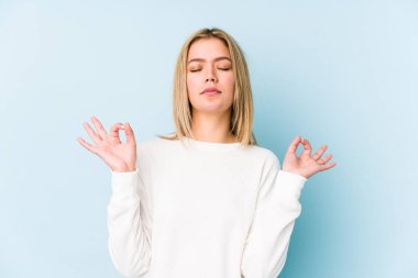 Sarışın, Kafkas bir kadın sıkı çalışma gününden sonra rahatlıyor. Yoga yapıyor..