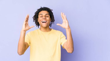 Genç Afrikalı Amerikalı Rasta adam elini göğsüne koyduğunda kahkahalar atıyor..