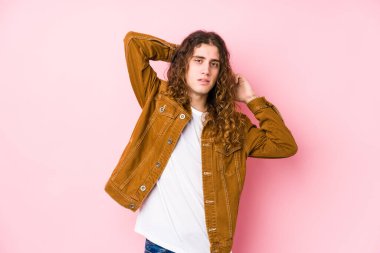 Uzun saçlı genç adam, izole edilmiş, esnek kollar, rahat bir pozisyon..