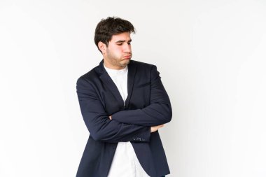 Genç iş adamı beyaz arka planda izole edilmiş. Tekrarlanan bir görevden yorulmuş..