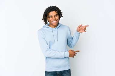 Genç Afrikalı Amerikalı Rasta adam işaret parmağıyla işaret ettiği için heyecanlı..