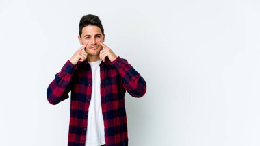 Beyaz arka planda izole edilmiş beyaz bir adam ağlıyor, bir şeyden memnun değil, acı ve kafa karışıklığı konsepti..